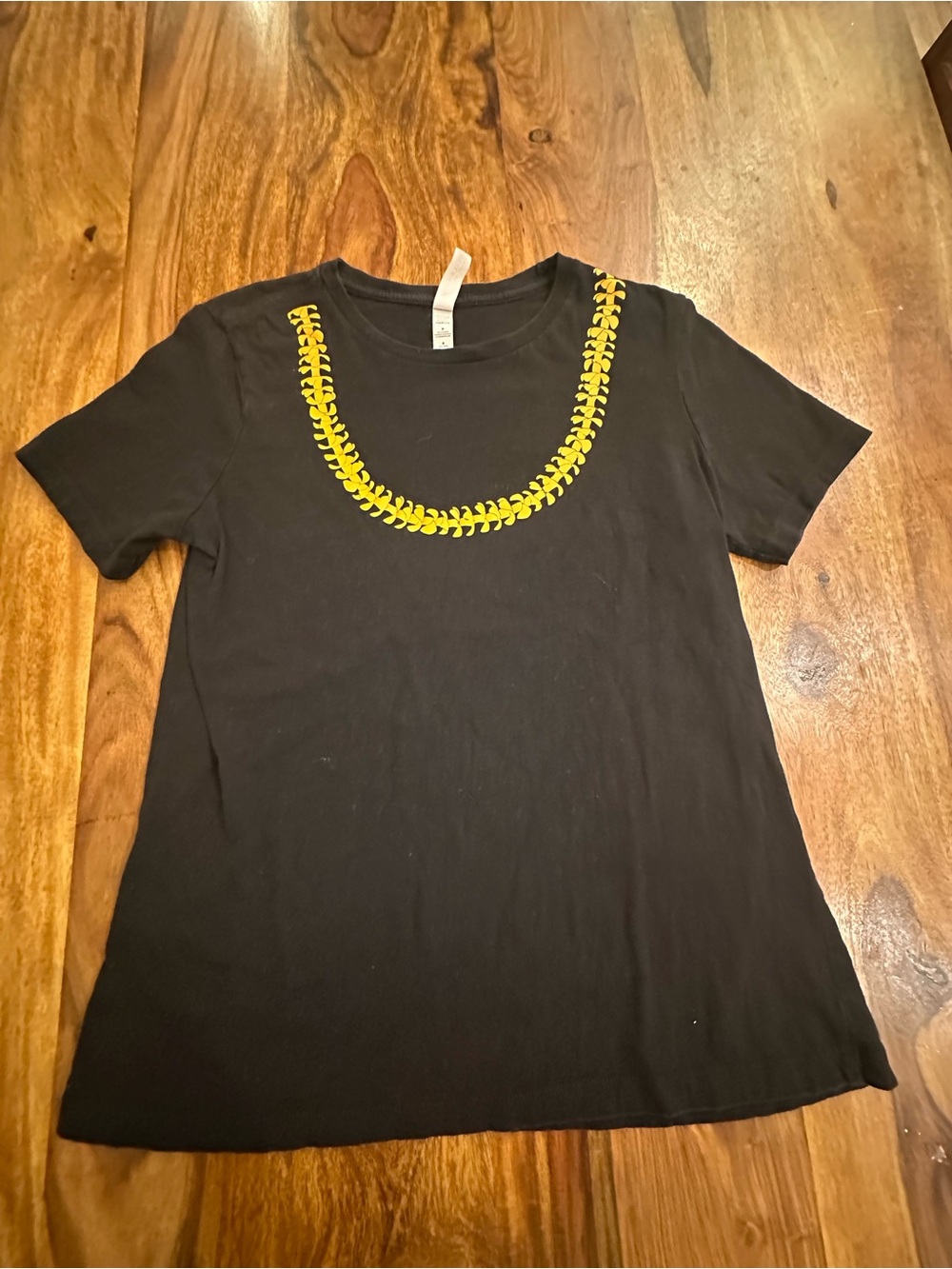 Women’s Aloha Puukeneikenei Crewneck lei detail Tee